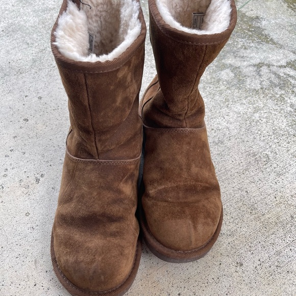 UGG boots.  Very clean and in good condition.  Metal label on the back. - Picture 2 of 7